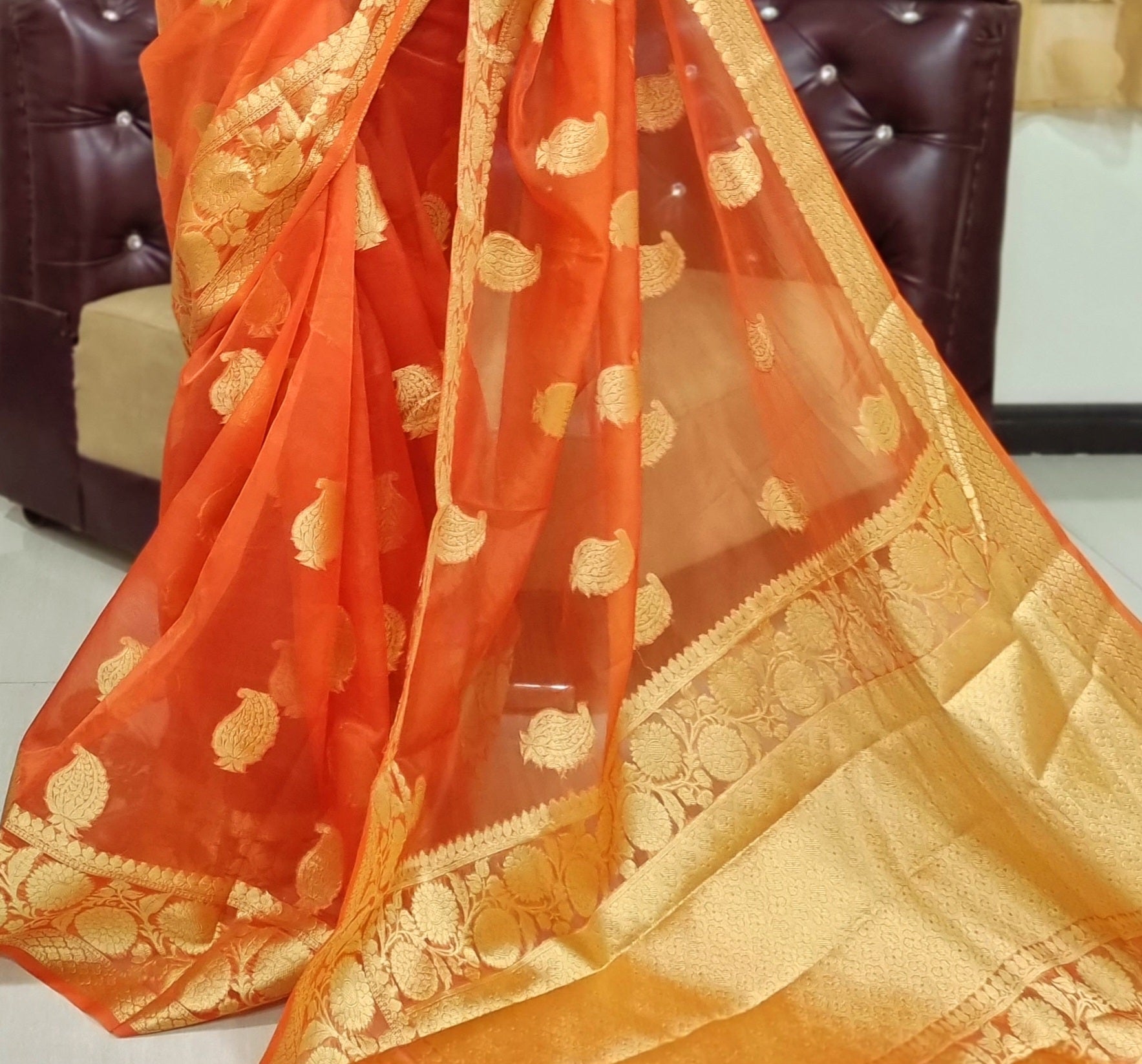 बनारसी ऑर्गेंज़ा नारंगी और सुनहरा