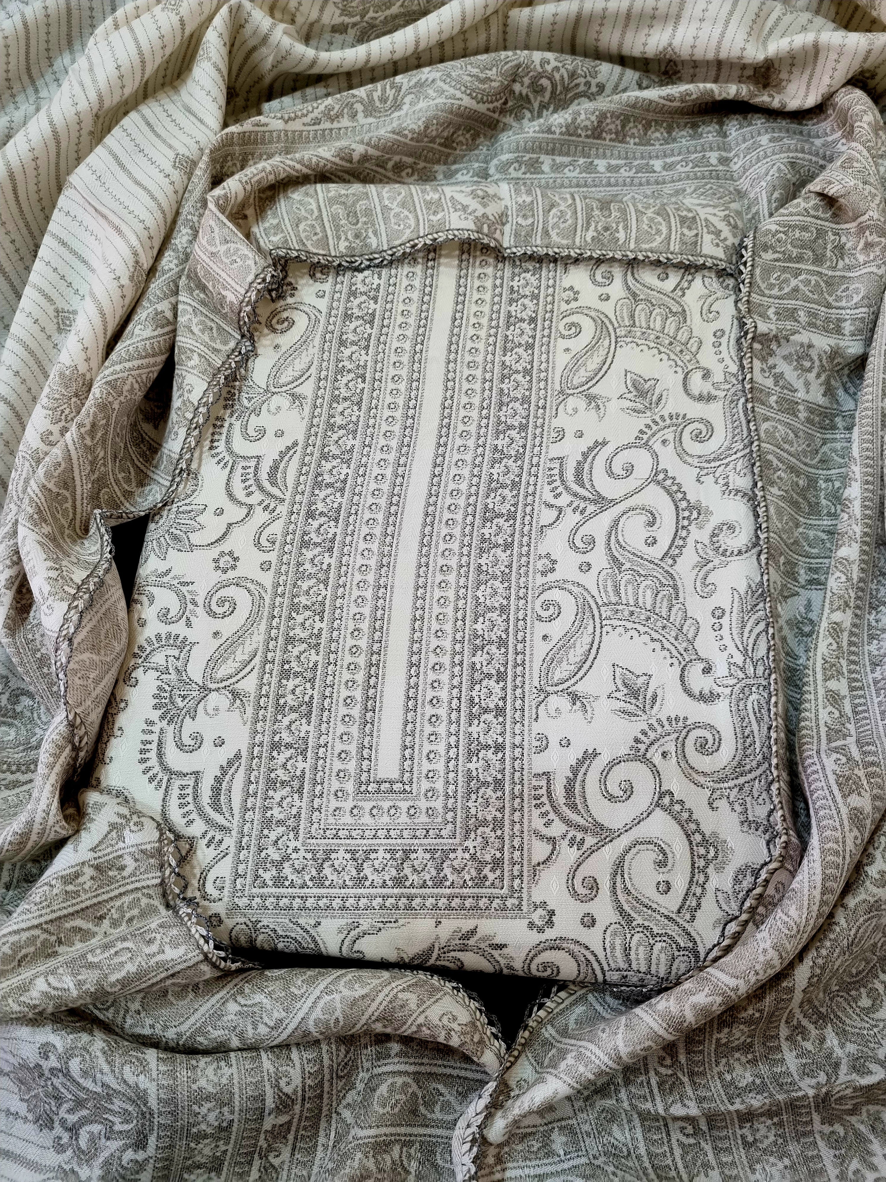 ऑफ व्हाइट और ग्रे पशमीना ड्रेस सामग्री 