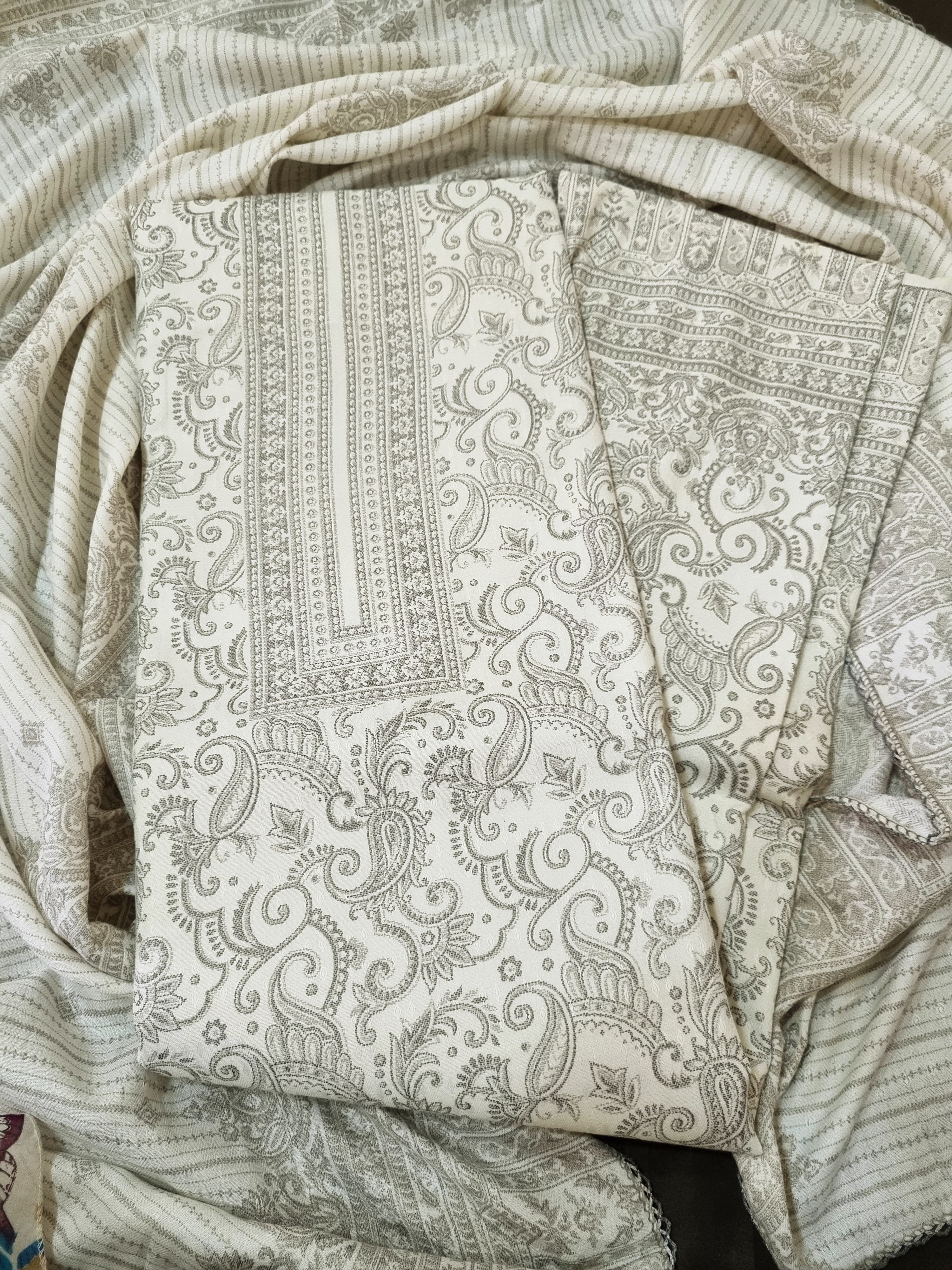 ऑफ व्हाइट और ग्रीन पश्मीना ड्रेस सामग्री