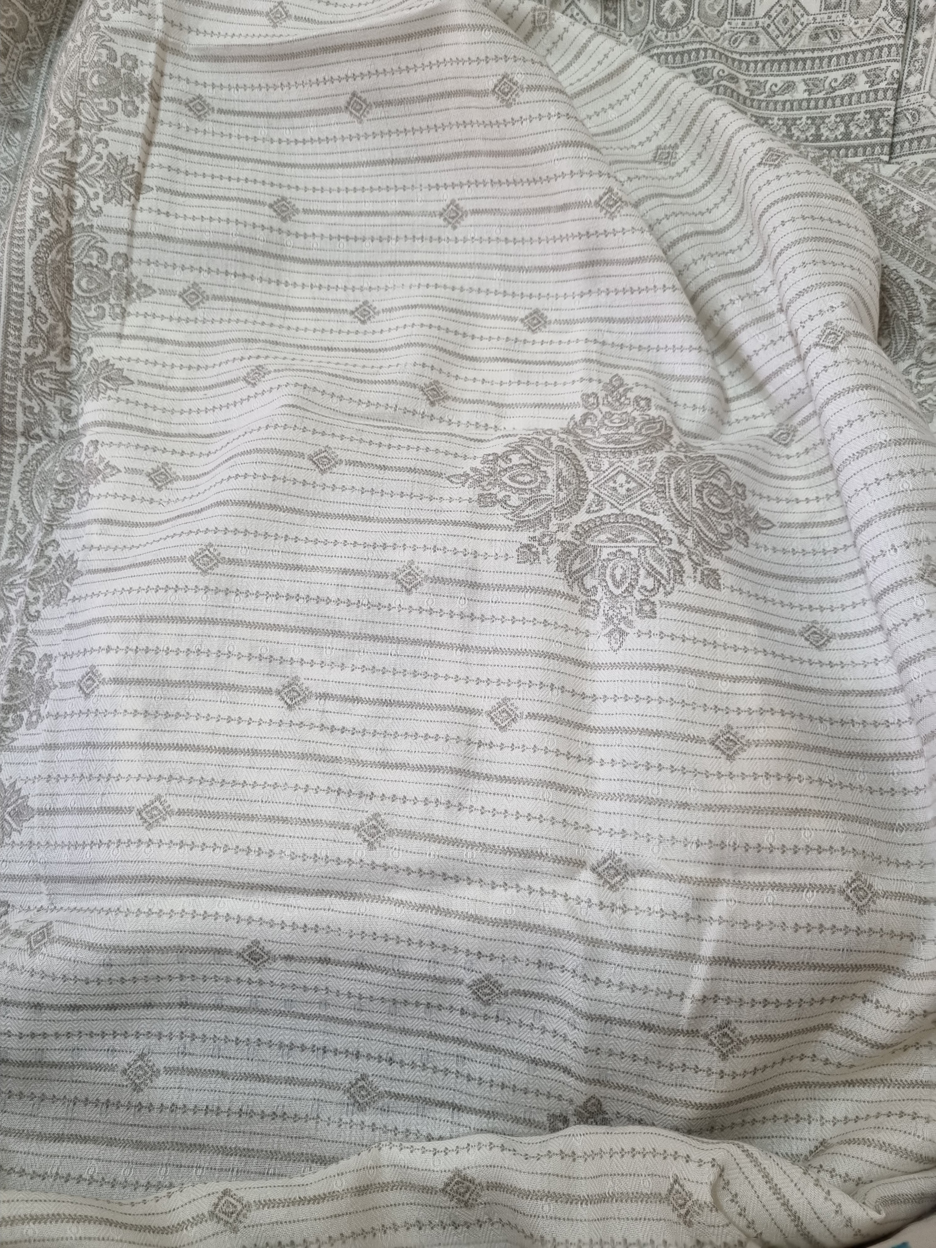 ऑफ व्हाइट और ग्रे पशमीना ड्रेस सामग्री 