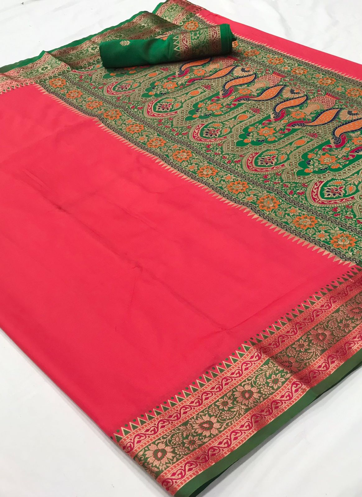 प्लेन बनारसी बॉर्डर आर्ट सिल्क साड़ी