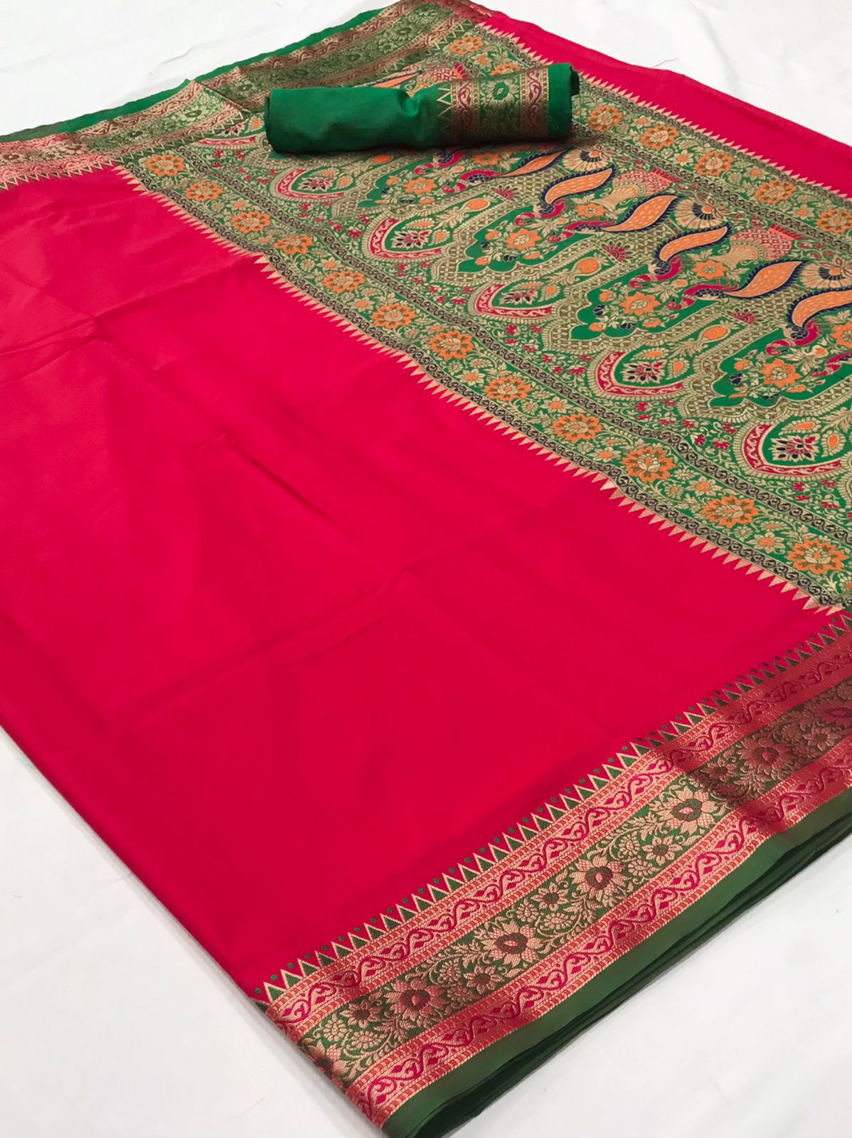 प्लेन बनारसी बॉर्डर आर्ट सिल्क साड़ी