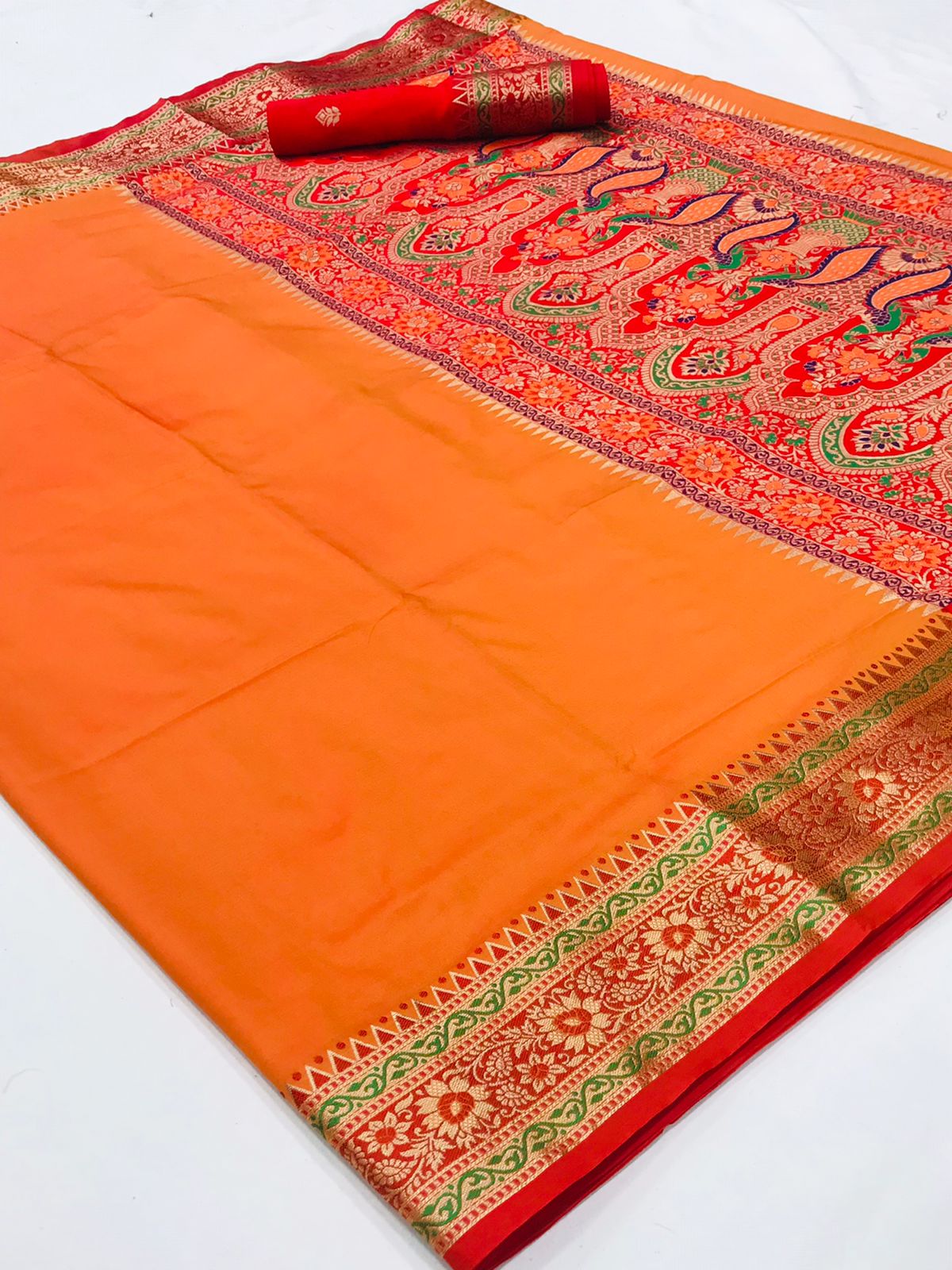 प्लेन बनारसी बॉर्डर आर्ट सिल्क साड़ी