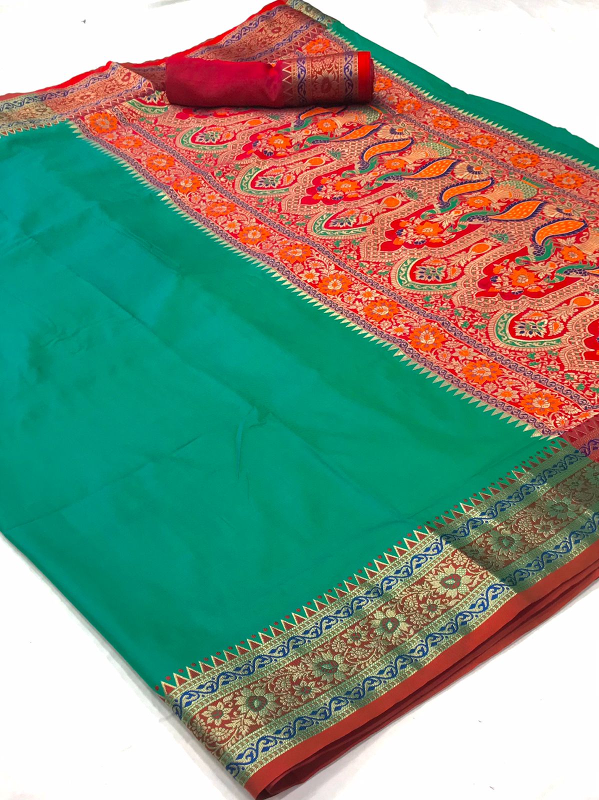 प्लेन बनारसी बॉर्डर आर्ट सिल्क साड़ी