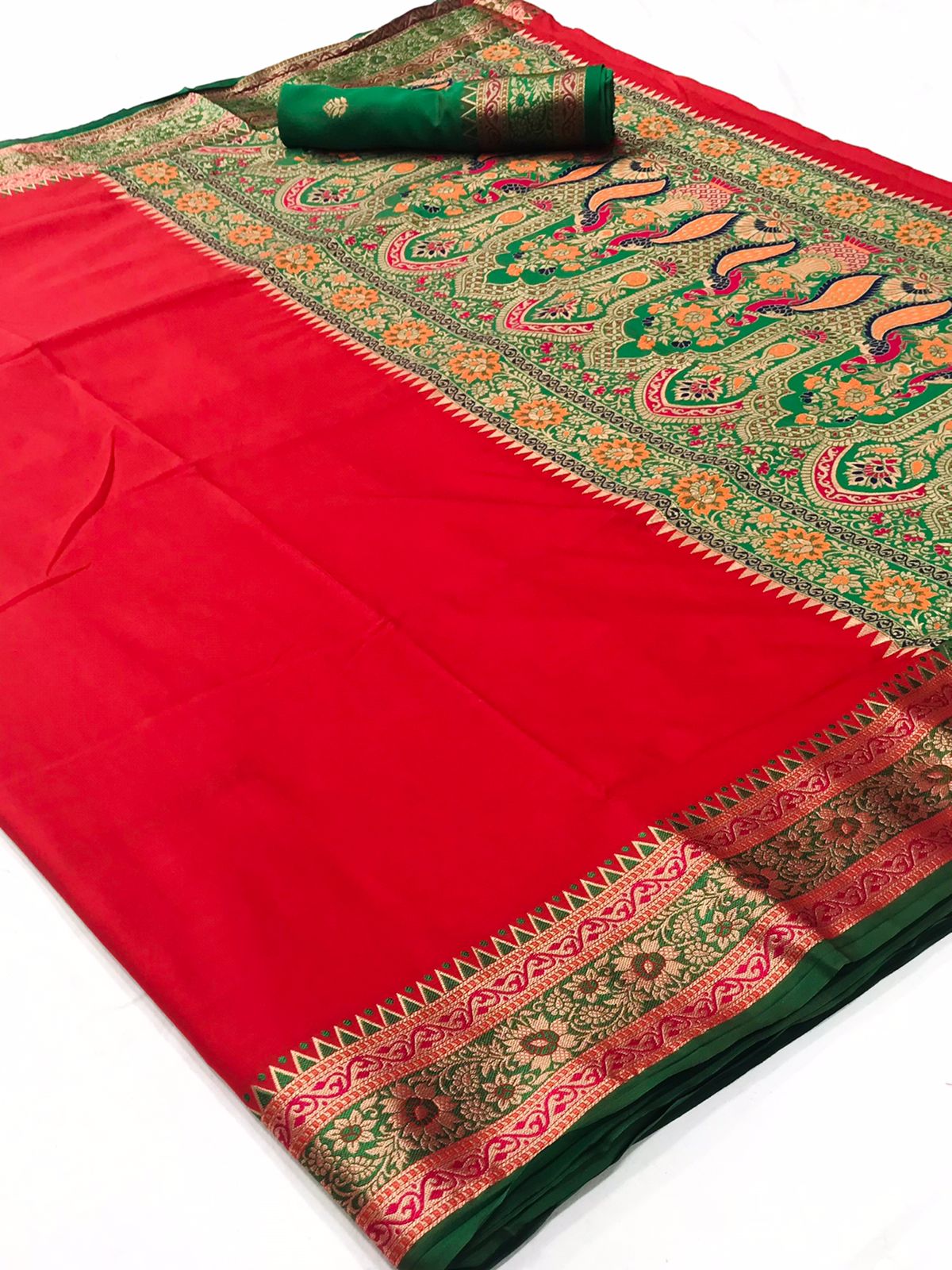 प्लेन बनारसी बॉर्डर आर्ट सिल्क साड़ी