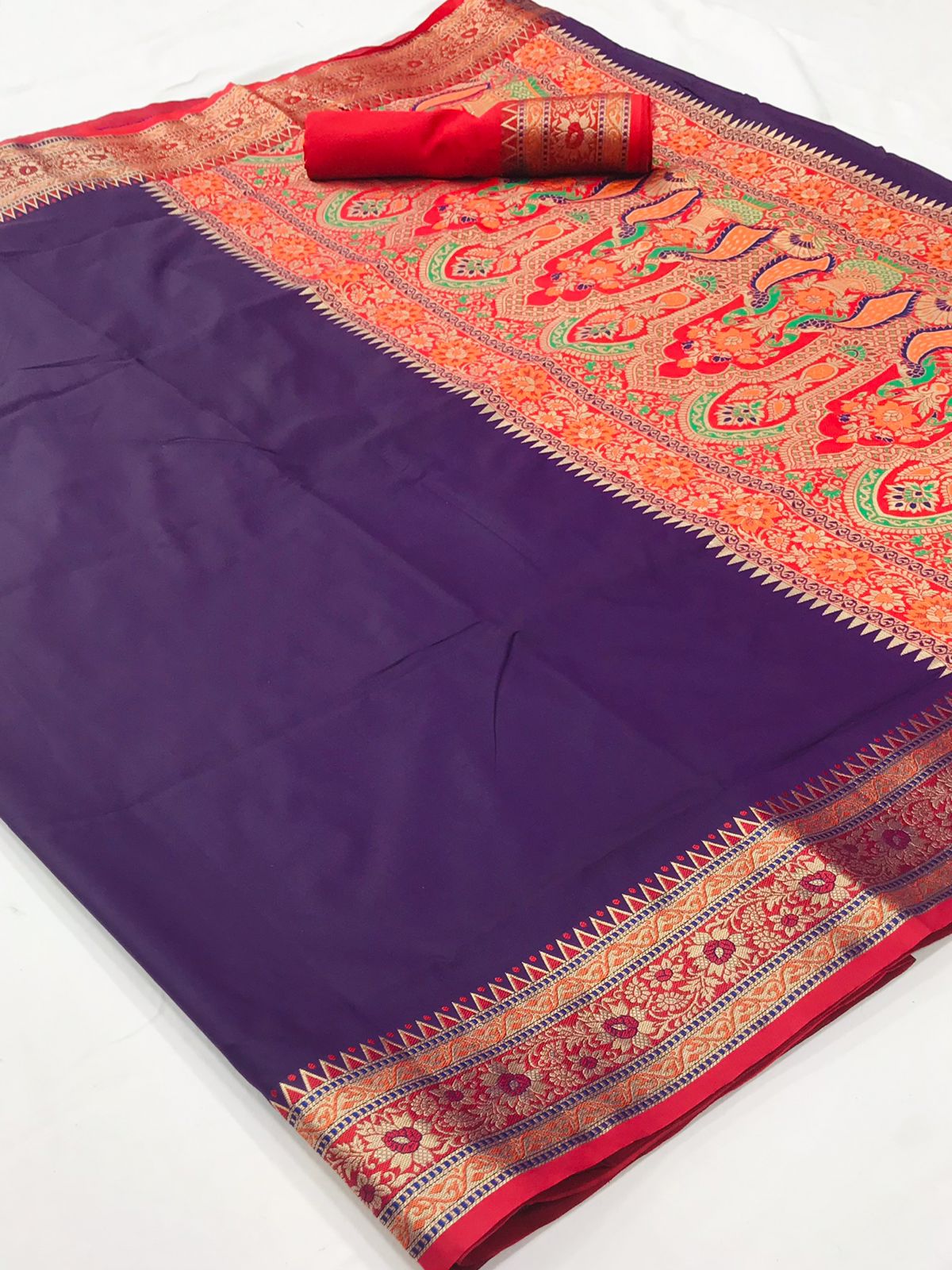 प्लेन बनारसी बॉर्डर आर्ट सिल्क साड़ी