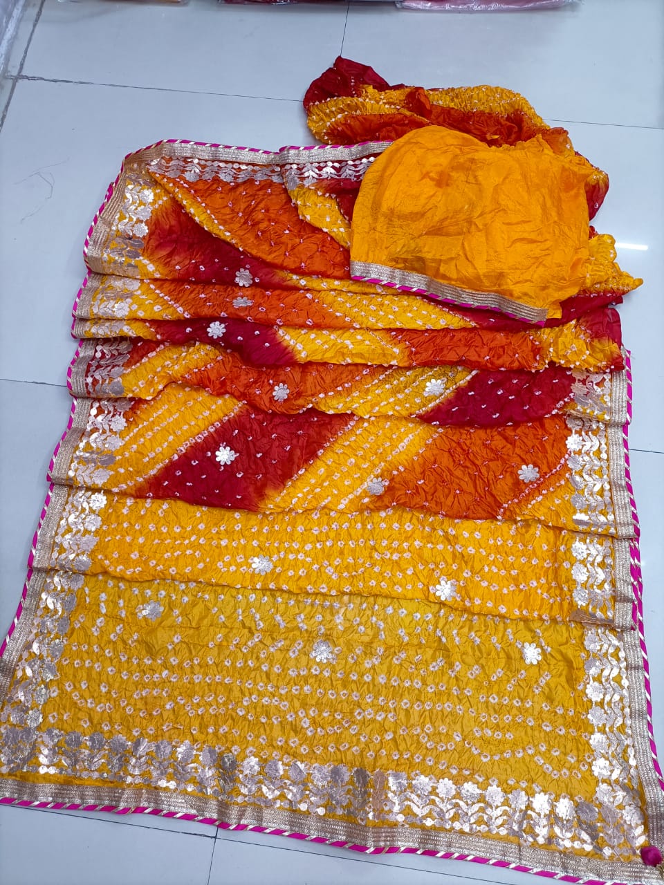 पट्टी बंधनी साड़ी पहननी होगी