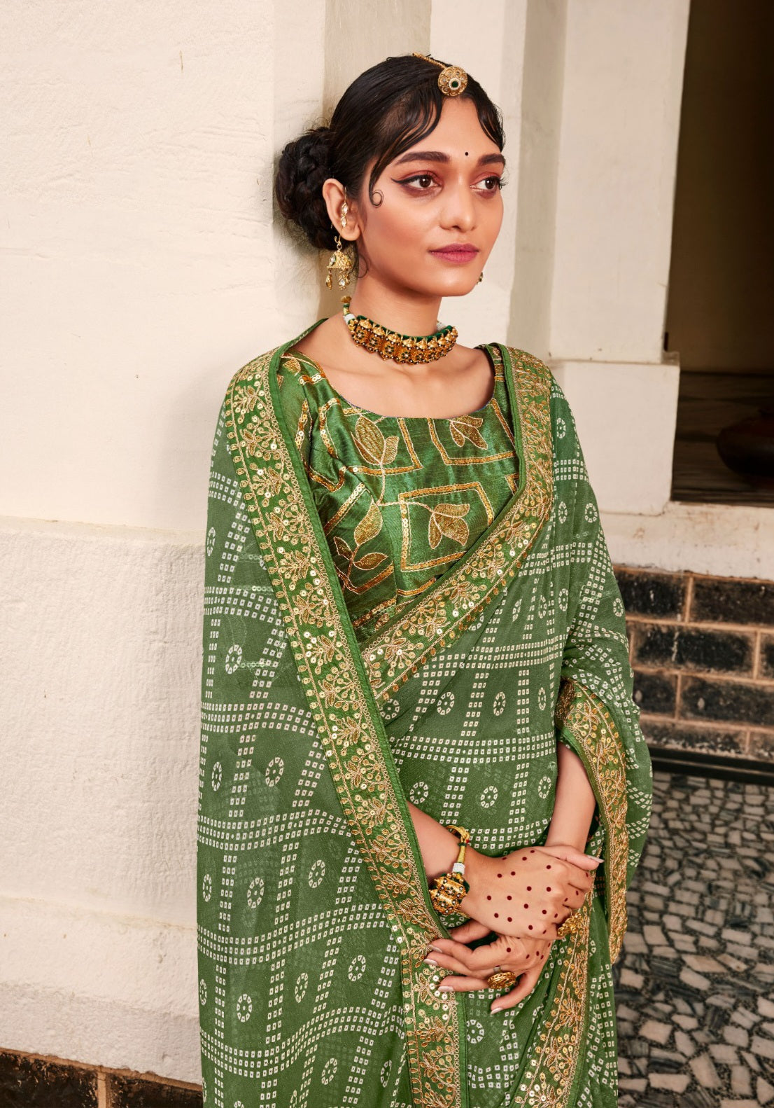 डिज़ाइनर ब्लाउज के साथ प्रिंटेड बंधनी