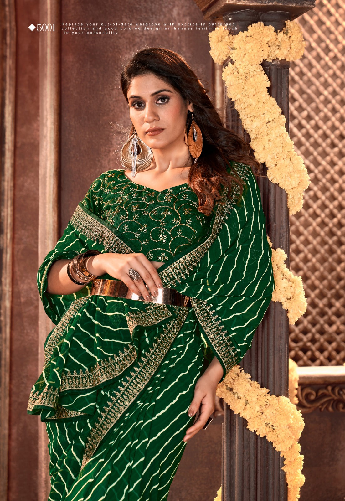 डिज़ाइनर ब्लाउज के साथ प्रिंटेड बंधनी