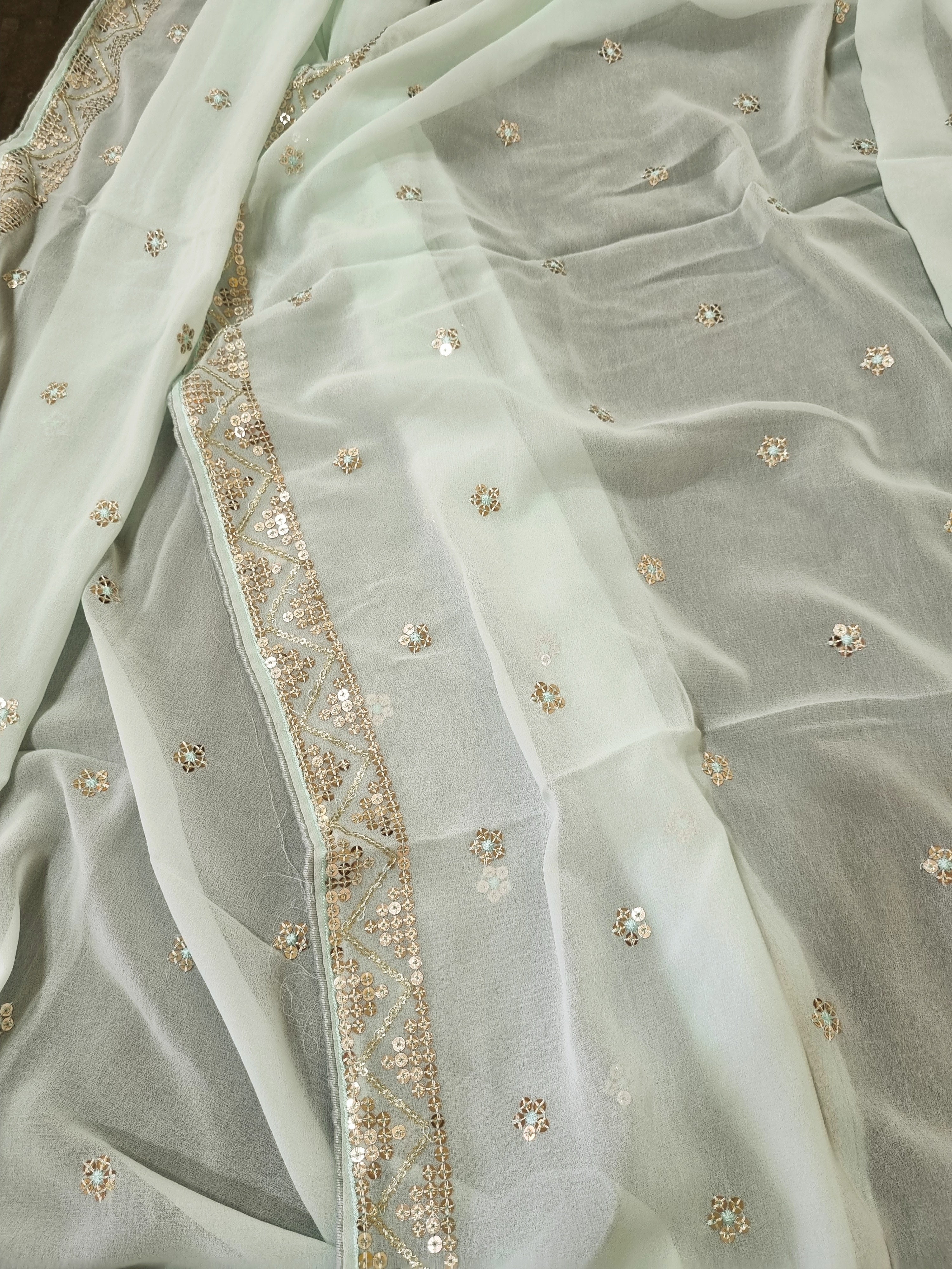 पिस्ता हरा शुद्ध जॉर्जेट सीक्वेंस वर्क ड्रेस मटीरियल