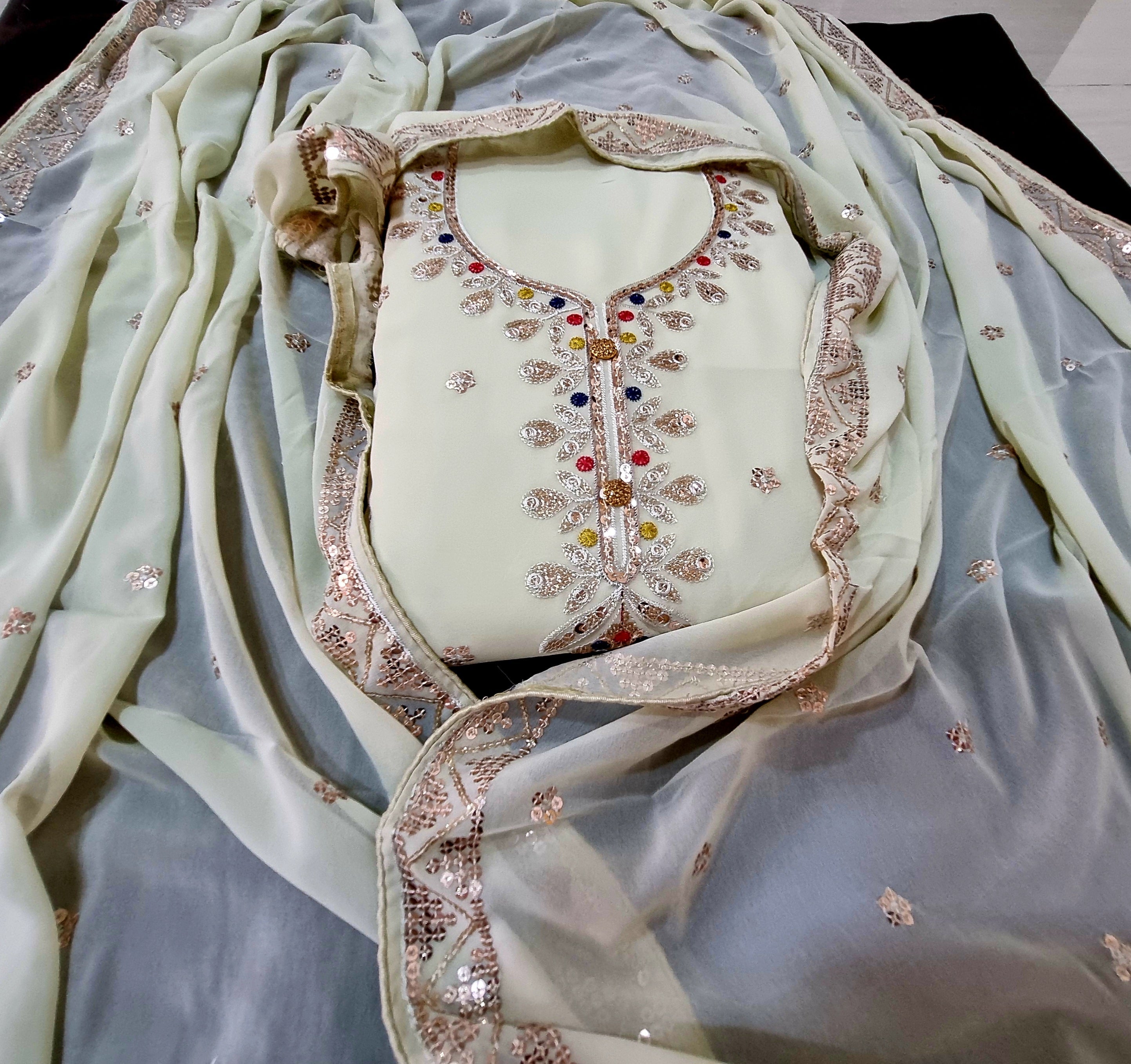 पिस्ता हरा शुद्ध जॉर्जेट सीक्वेंस वर्क ड्रेस मटीरियल