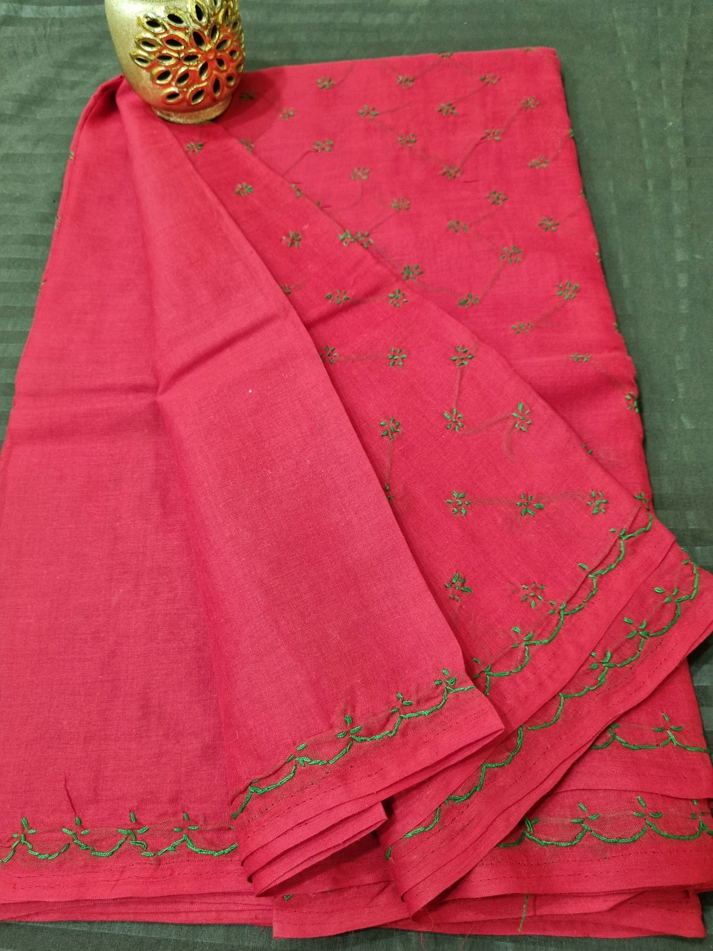 कॉटन चिकनकारी साड़ी