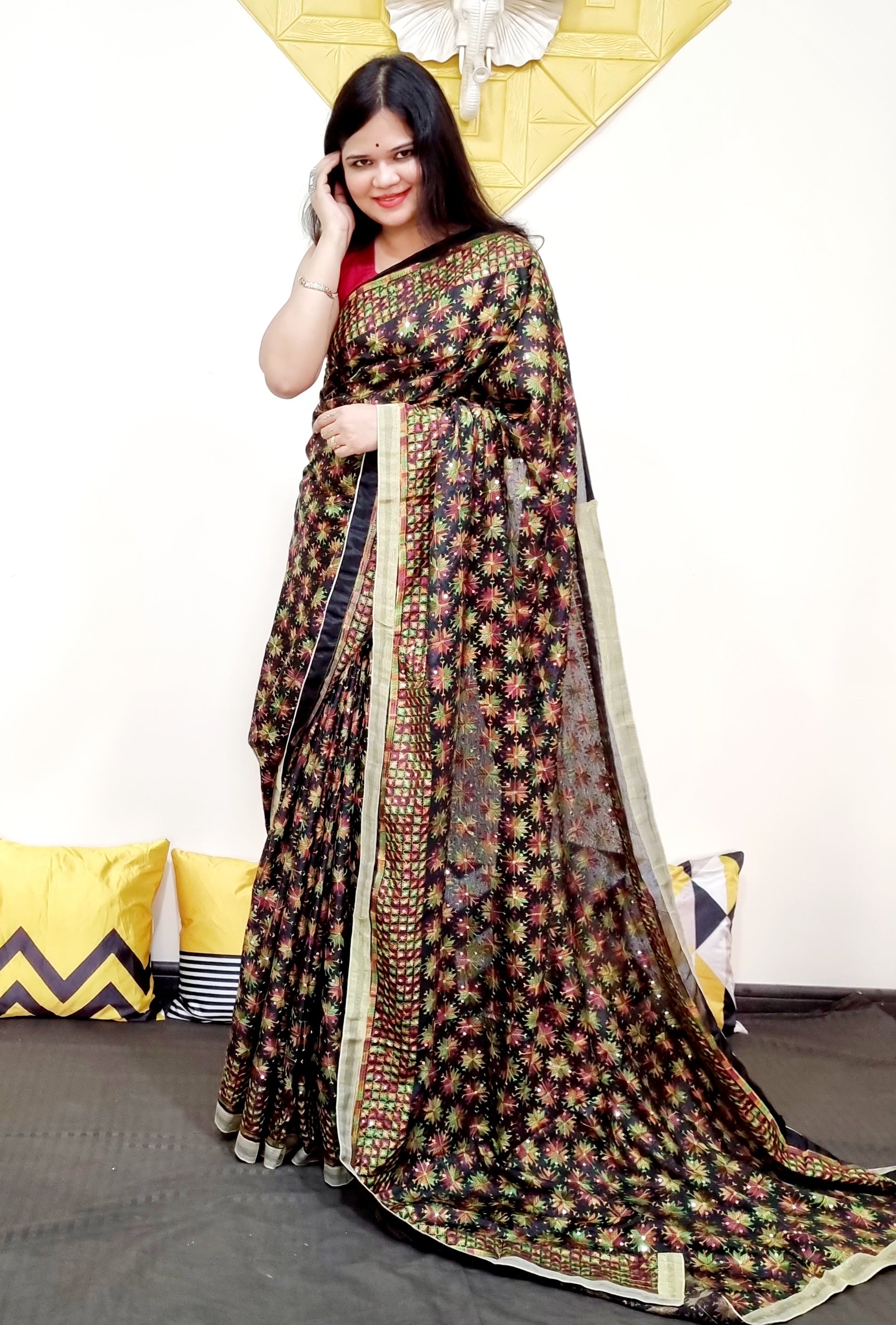 बोल्ड और सुंदर काला मल्टीकलर रेशम थ्रेड वर्क फुलकारी